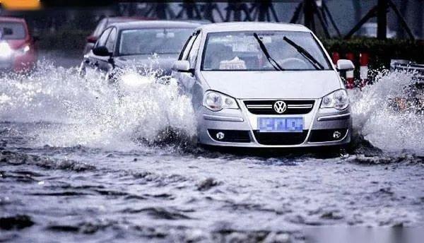 汽車泡水